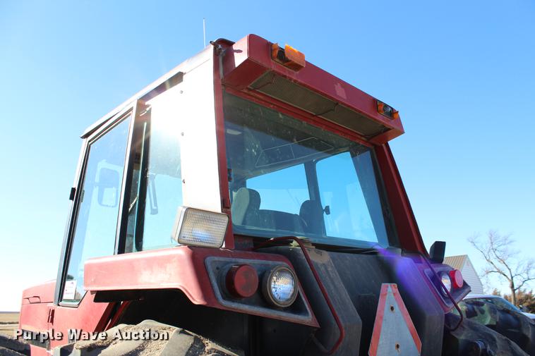 image for item DC7734 1982 International 5288 tractor