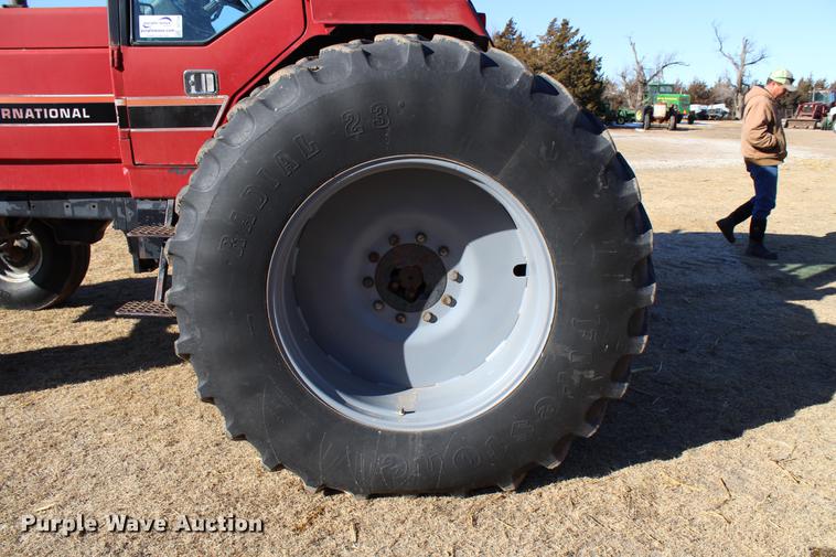 image for item DC7734 1982 International 5288 tractor