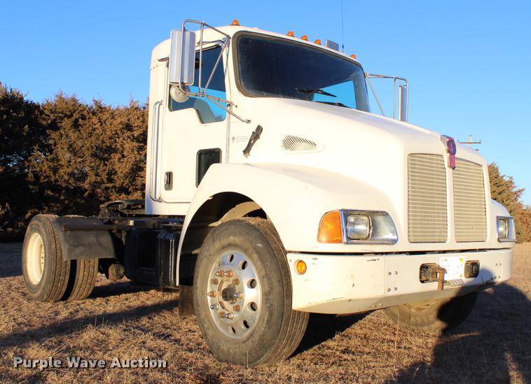 image for item DC7736 2004 Kenworth T300 semi truck