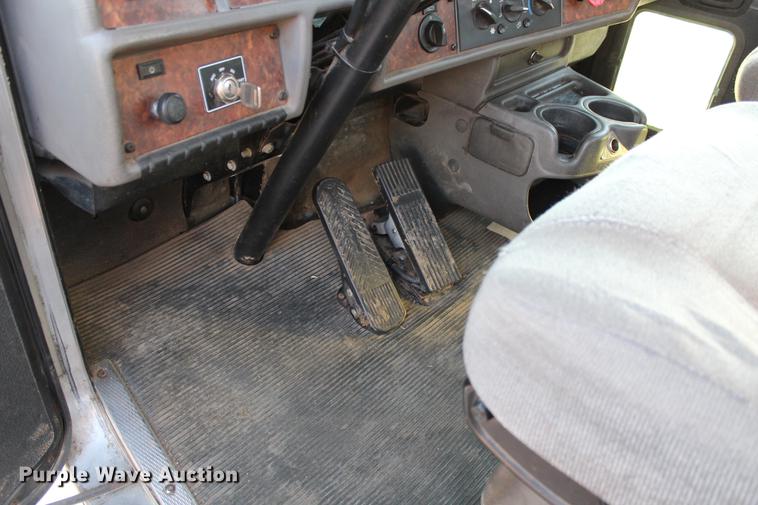 image for item DC7736 2004 Kenworth T300 semi truck