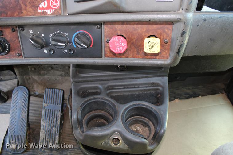 image for item DC7736 2004 Kenworth T300 semi truck