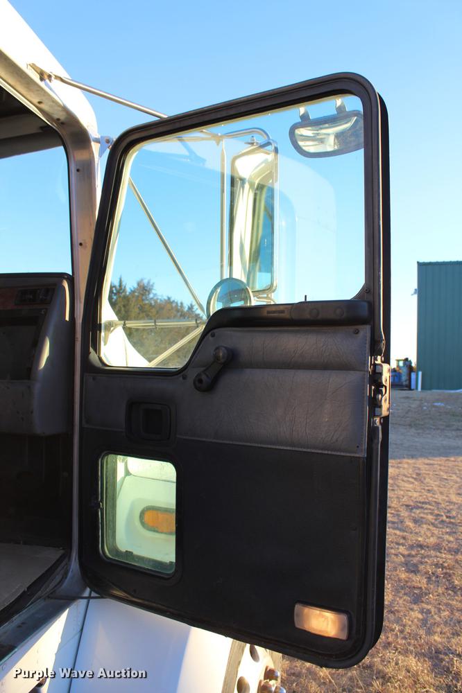 image for item DC7736 2004 Kenworth T300 semi truck