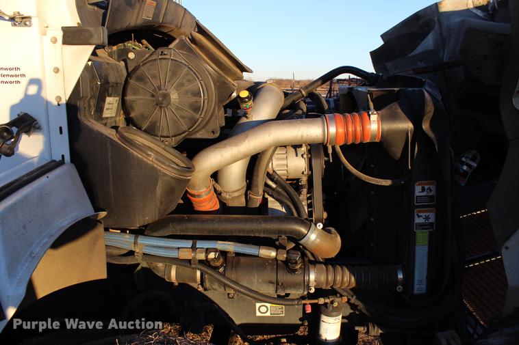 image for item DC7736 2004 Kenworth T300 semi truck