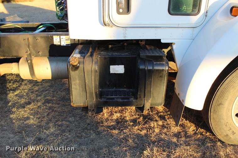 image for item DC7736 2004 Kenworth T300 semi truck