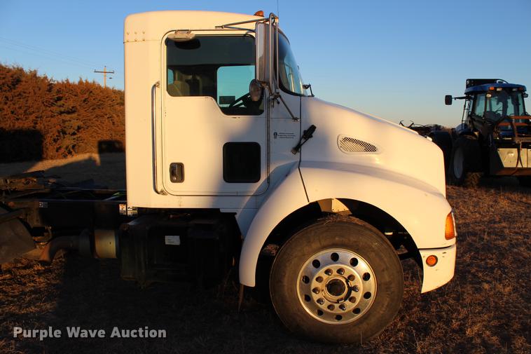 image for item DC7736 2004 Kenworth T300 semi truck