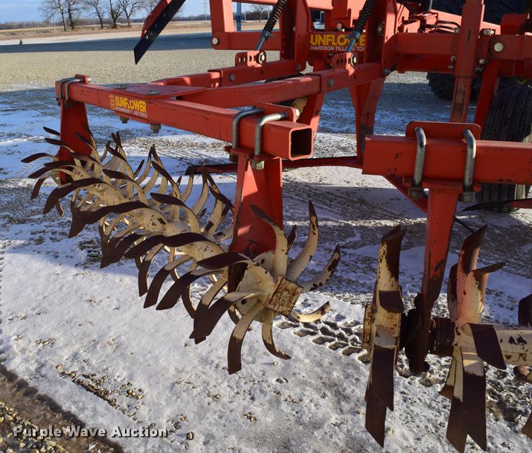 image for item DC7749 Sunflower 3640-20 sweep plow