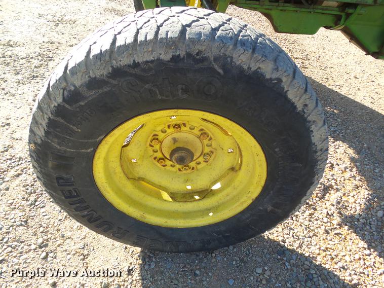 image for item DC8330 John Deere 2010 tractor