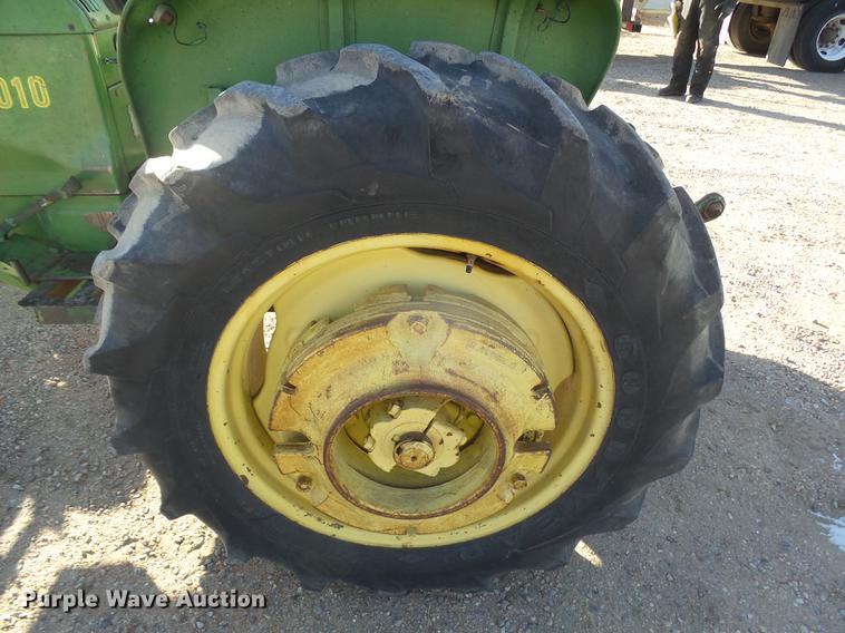 image for item DC8330 John Deere 2010 tractor