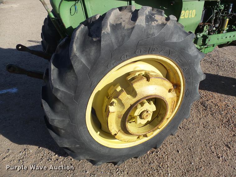 image for item DC8330 John Deere 2010 tractor