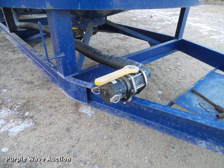 image for item DC8333 2010 JD Skiles triple tip tank trailer