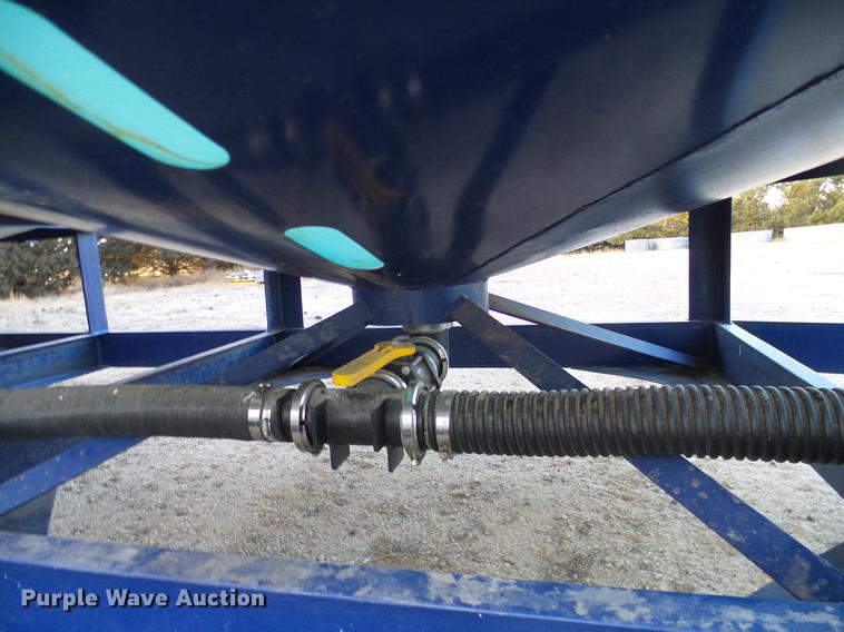 image for item DC8333 2010 JD Skiles triple tip tank trailer