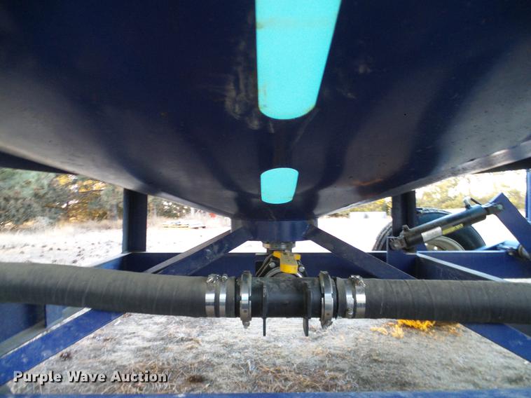 image for item DC8333 2010 JD Skiles triple tip tank trailer