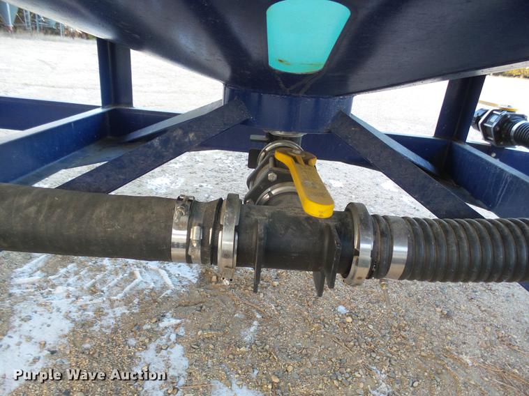 image for item DC8334 2010 JD Skiles triple tip tank trailer