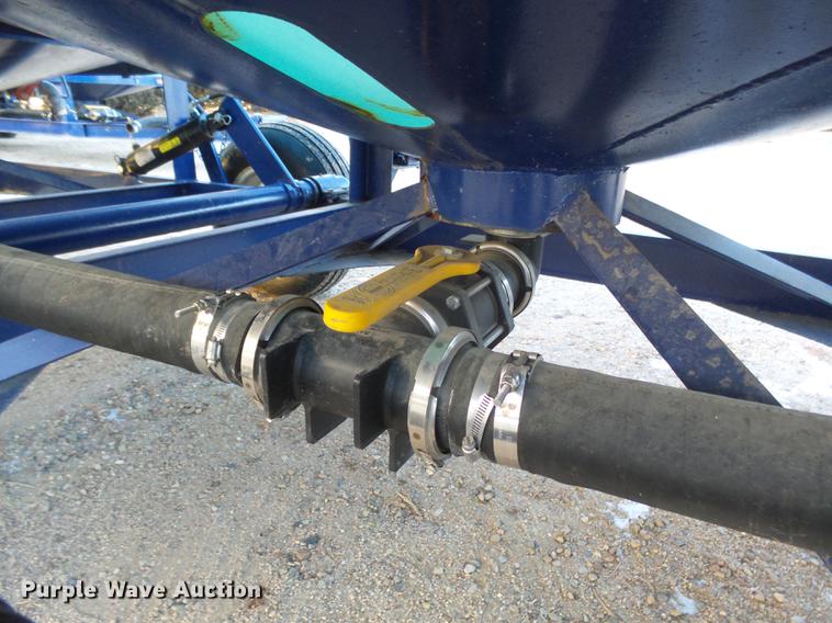 image for item DC8334 2010 JD Skiles triple tip tank trailer