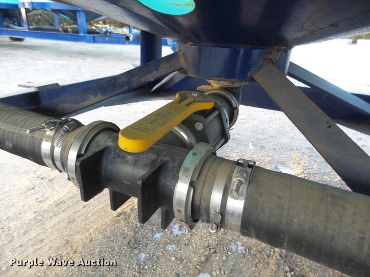 image for item DC8334 2010 JD Skiles triple tip tank trailer