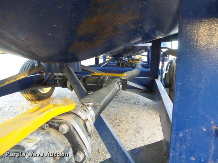 image for item DC8334 2010 JD Skiles triple tip tank trailer