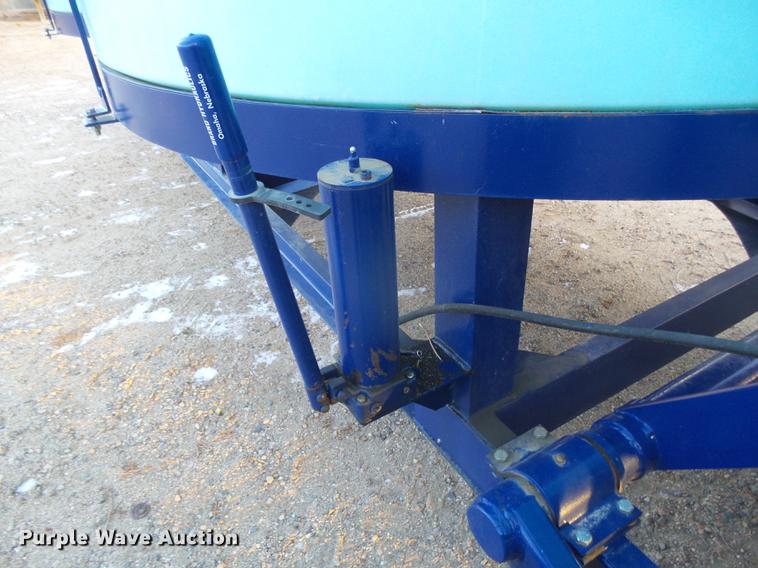 image for item DC8334 2010 JD Skiles triple tip tank trailer