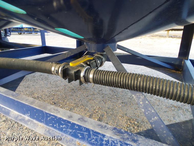 image for item DC8335 2010 JD Skiles triple tip tank trailer