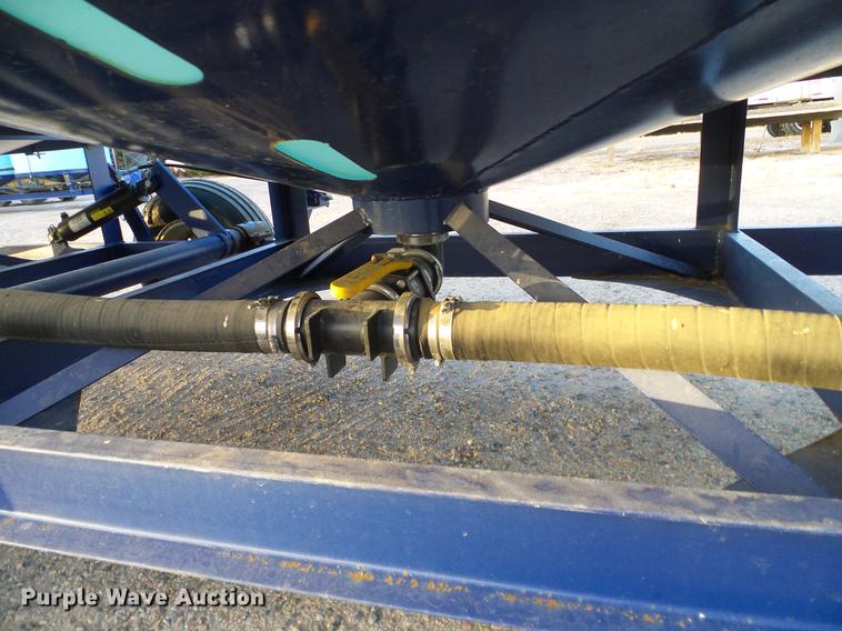 image for item DC8335 2010 JD Skiles triple tip tank trailer