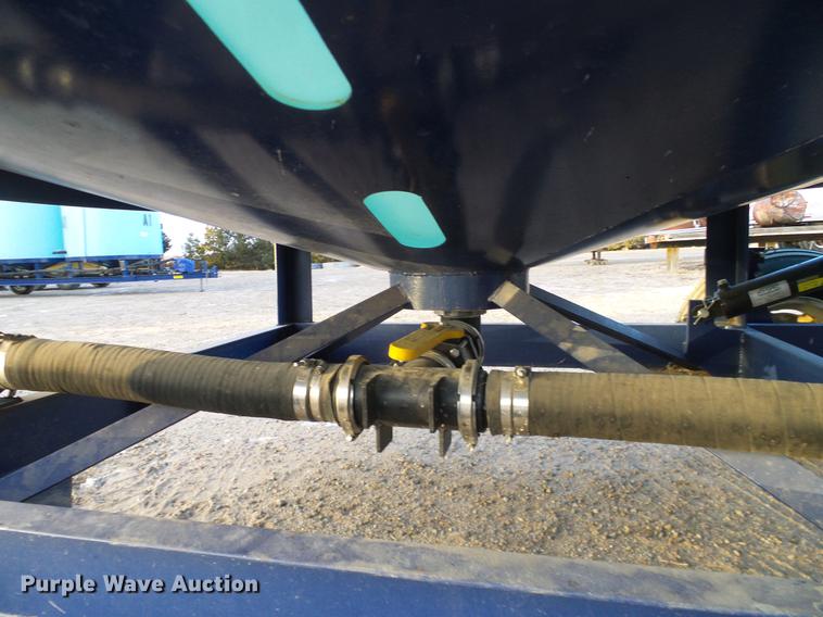 image for item DC8335 2010 JD Skiles triple tip tank trailer