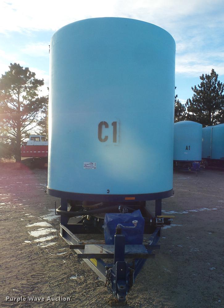 image for item DC8336 2010 JD Skiles triple tip tank trailer