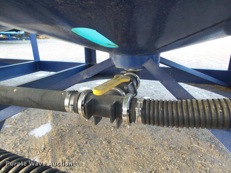 image for item DC8336 2010 JD Skiles triple tip tank trailer