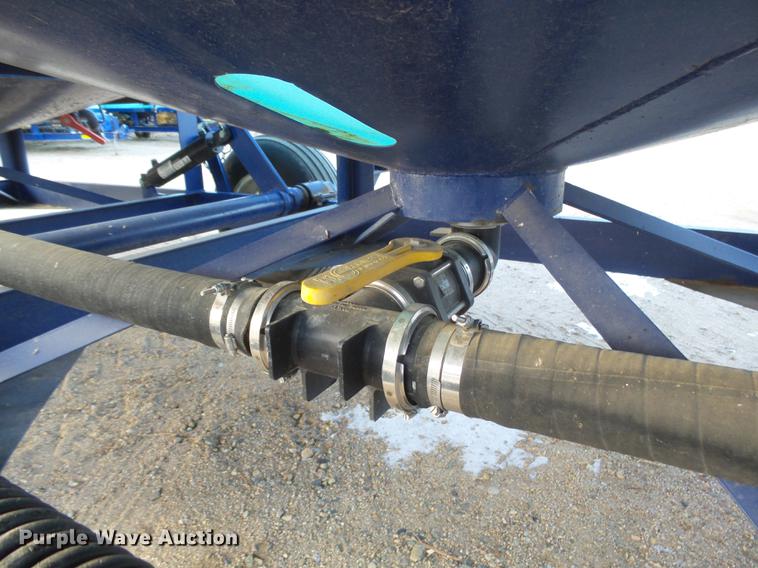 image for item DC8336 2010 JD Skiles triple tip tank trailer