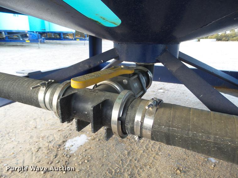 image for item DC8336 2010 JD Skiles triple tip tank trailer