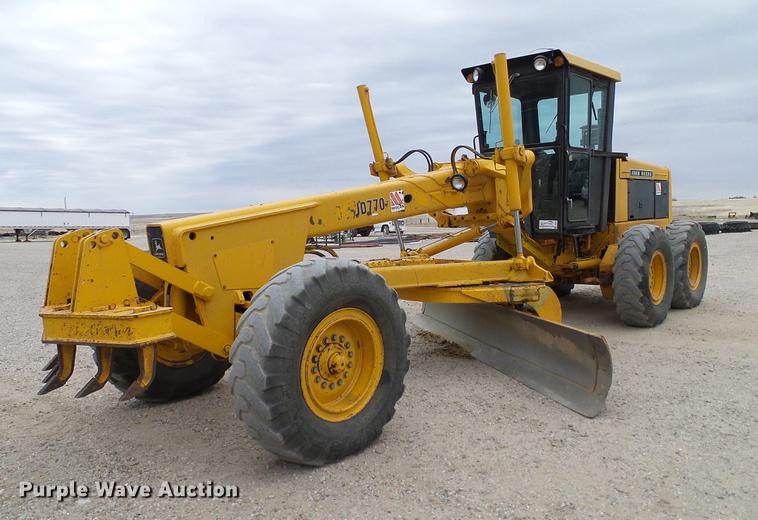 image for item DC8358 1977 John Deere 770 motor grader