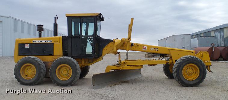 image for item DC8358 1977 John Deere 770 motor grader