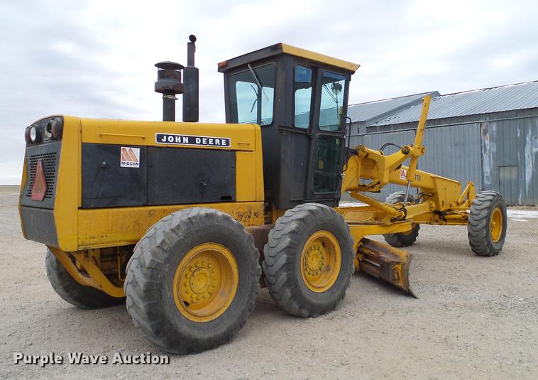 image for item DC8358 1977 John Deere 770 motor grader