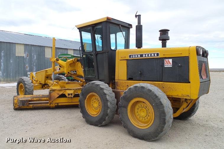 image for item DC8358 1977 John Deere 770 motor grader