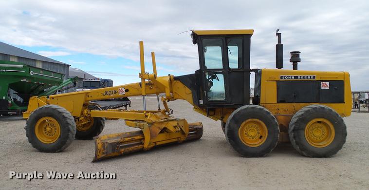 image for item DC8358 1977 John Deere 770 motor grader