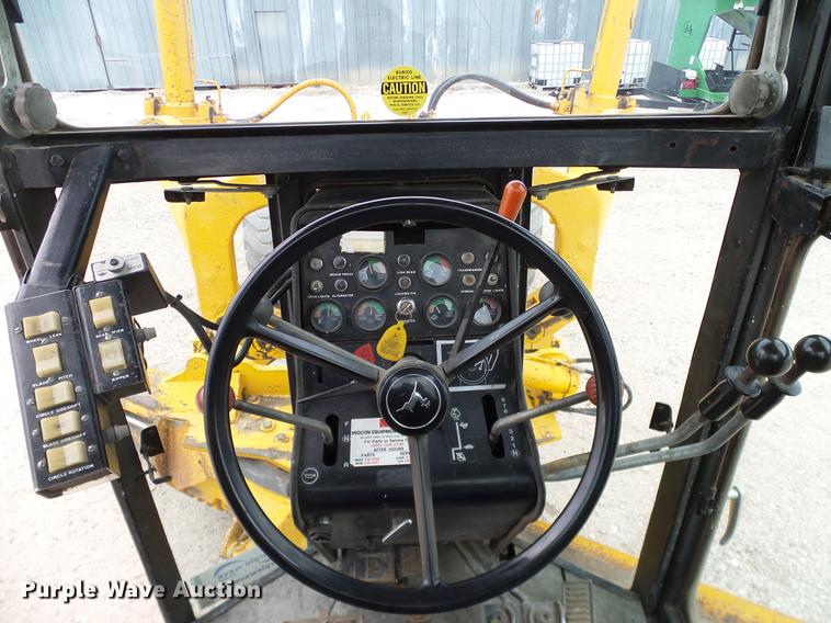 image for item DC8358 1977 John Deere 770 motor grader