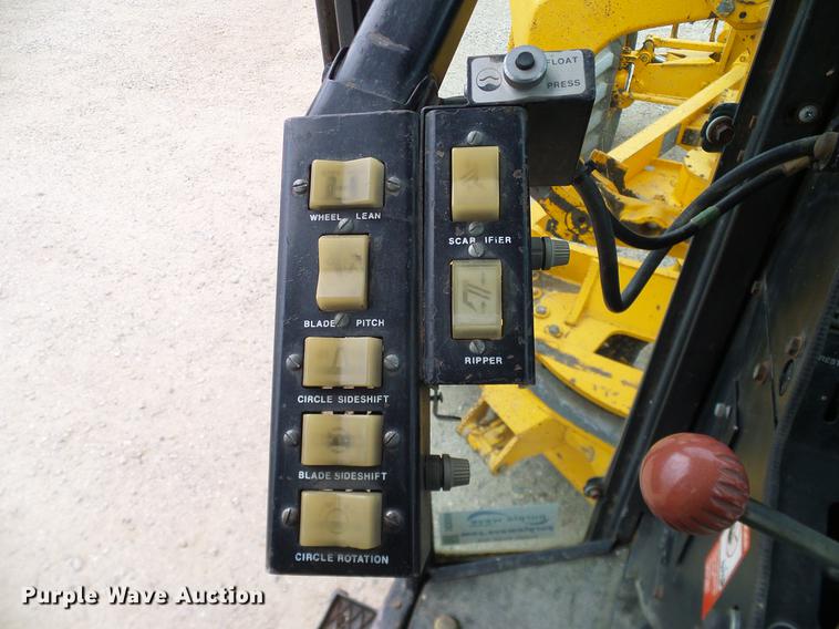 image for item DC8358 1977 John Deere 770 motor grader