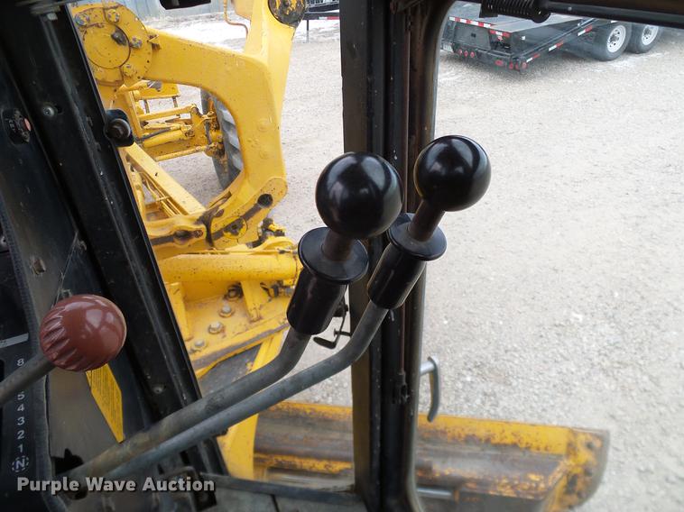 image for item DC8358 1977 John Deere 770 motor grader