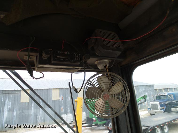 image for item DC8358 1977 John Deere 770 motor grader