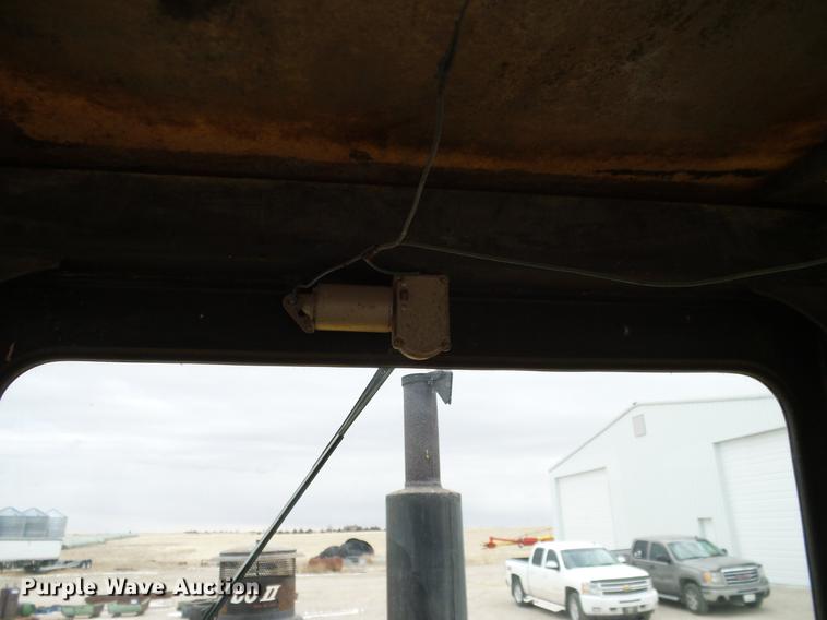 image for item DC8358 1977 John Deere 770 motor grader