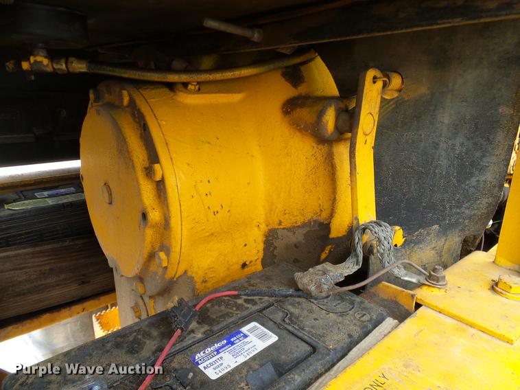 image for item DC8358 1977 John Deere 770 motor grader