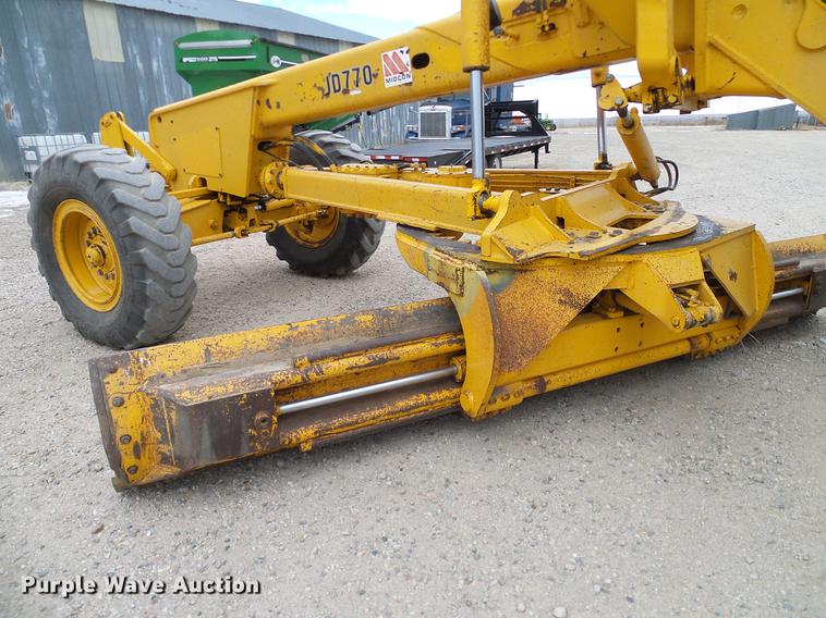 image for item DC8358 1977 John Deere 770 motor grader