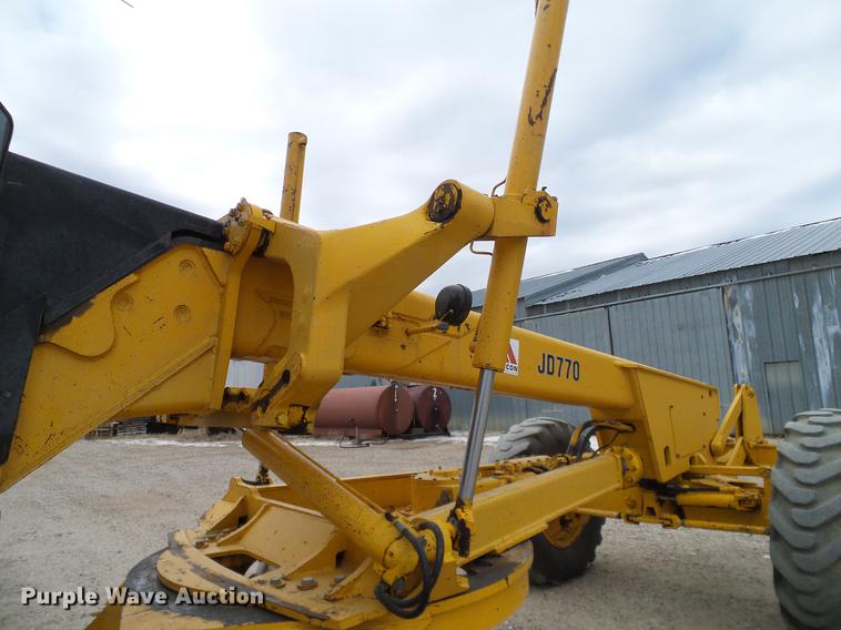 image for item DC8358 1977 John Deere 770 motor grader