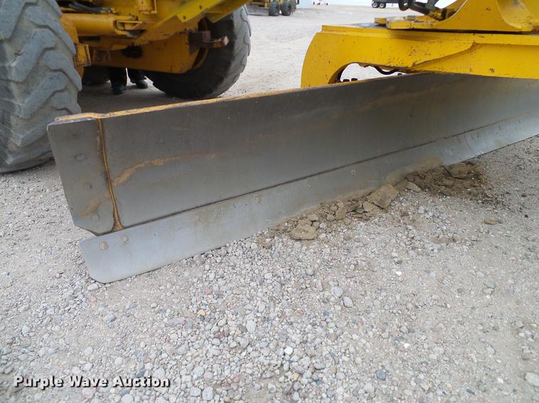 image for item DC8358 1977 John Deere 770 motor grader