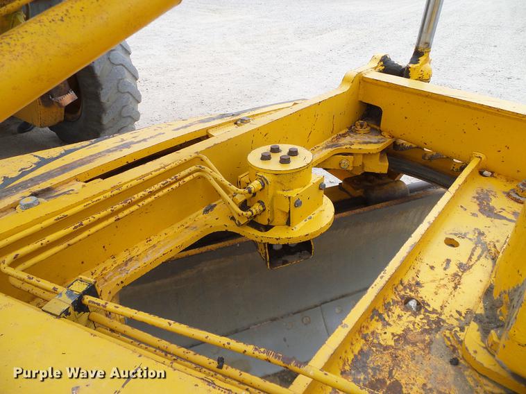 image for item DC8358 1977 John Deere 770 motor grader