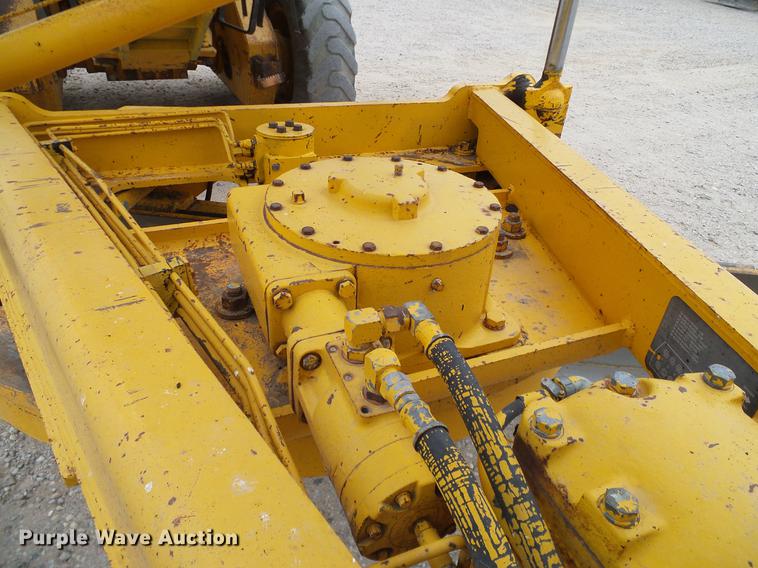 image for item DC8358 1977 John Deere 770 motor grader