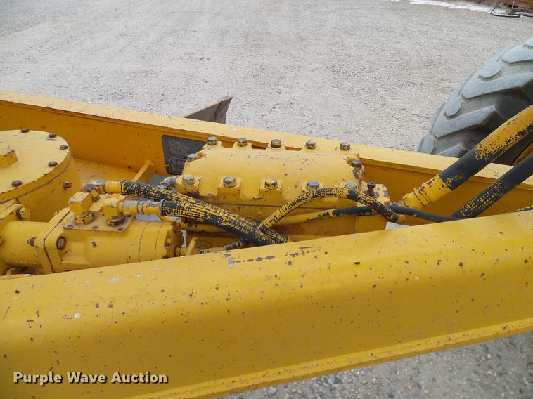 image for item DC8358 1977 John Deere 770 motor grader