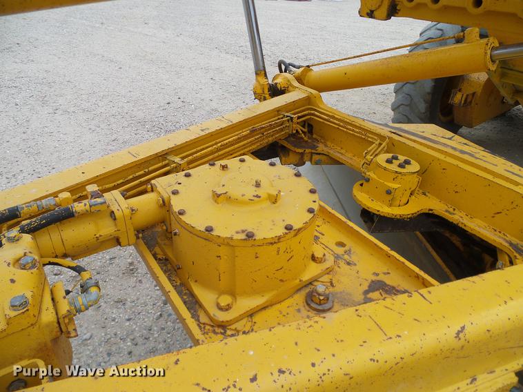 image for item DC8358 1977 John Deere 770 motor grader