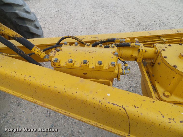 image for item DC8358 1977 John Deere 770 motor grader