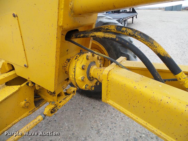 image for item DC8358 1977 John Deere 770 motor grader