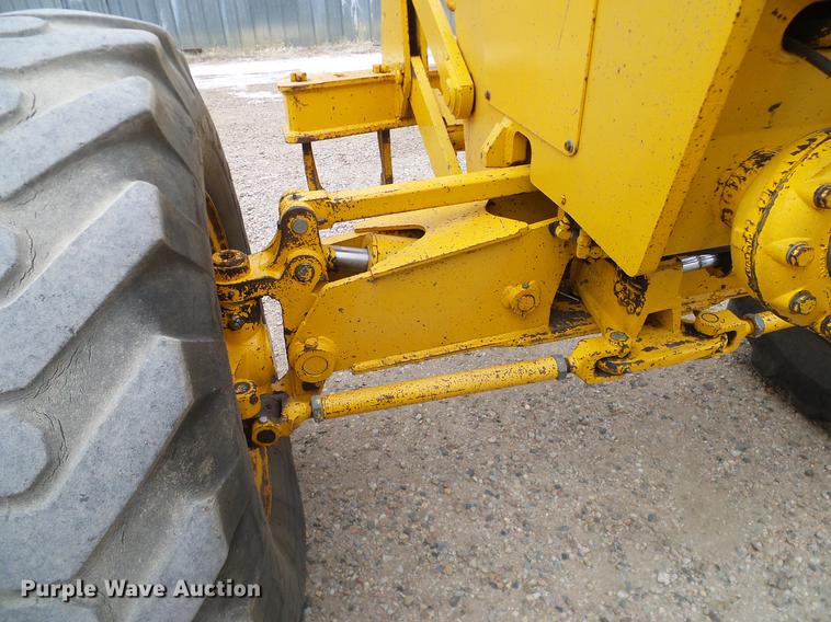 image for item DC8358 1977 John Deere 770 motor grader