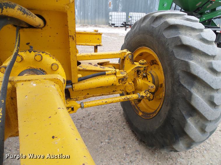 image for item DC8358 1977 John Deere 770 motor grader